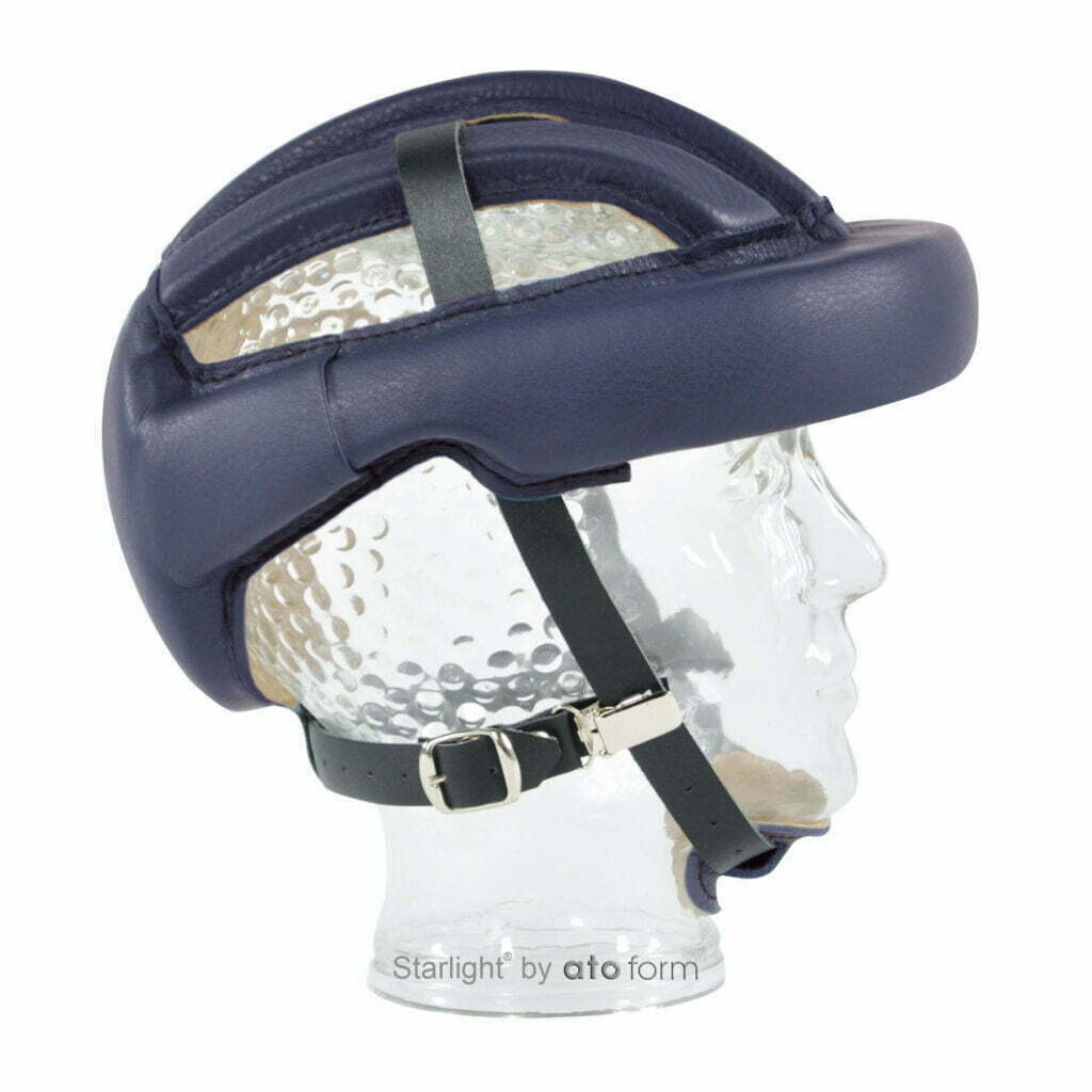 Hjelm / hodebeskyttelse i skinn farge blå
