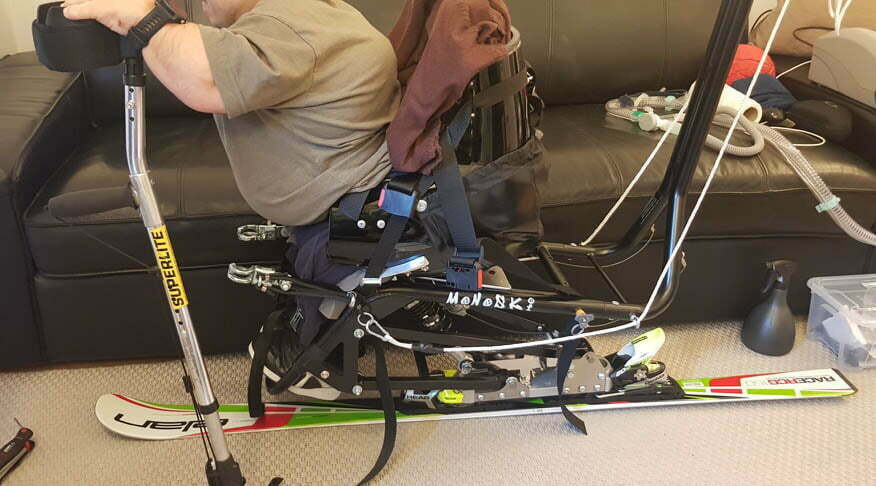 Vegard viser frrem sin spesialtilpasset sit-ski med krykkeski. Foto