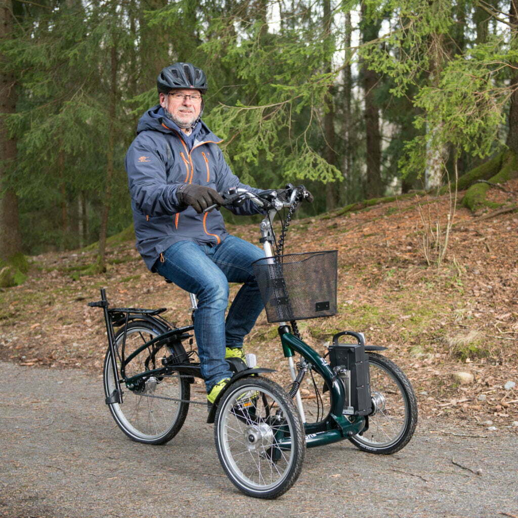 Mann på skogsvei med Viktoria Power trehjulssykkel