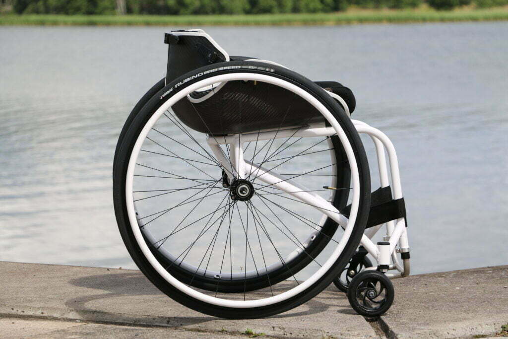 Produktbilde av den manuelle rullestolen Z-Line. Stolen ses fra siden.