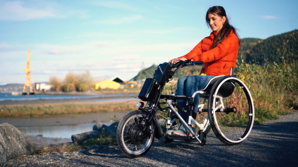 Jente er ute på tur i sin manuelle rullestol med drivaggregatet Lipa Loo festet til.