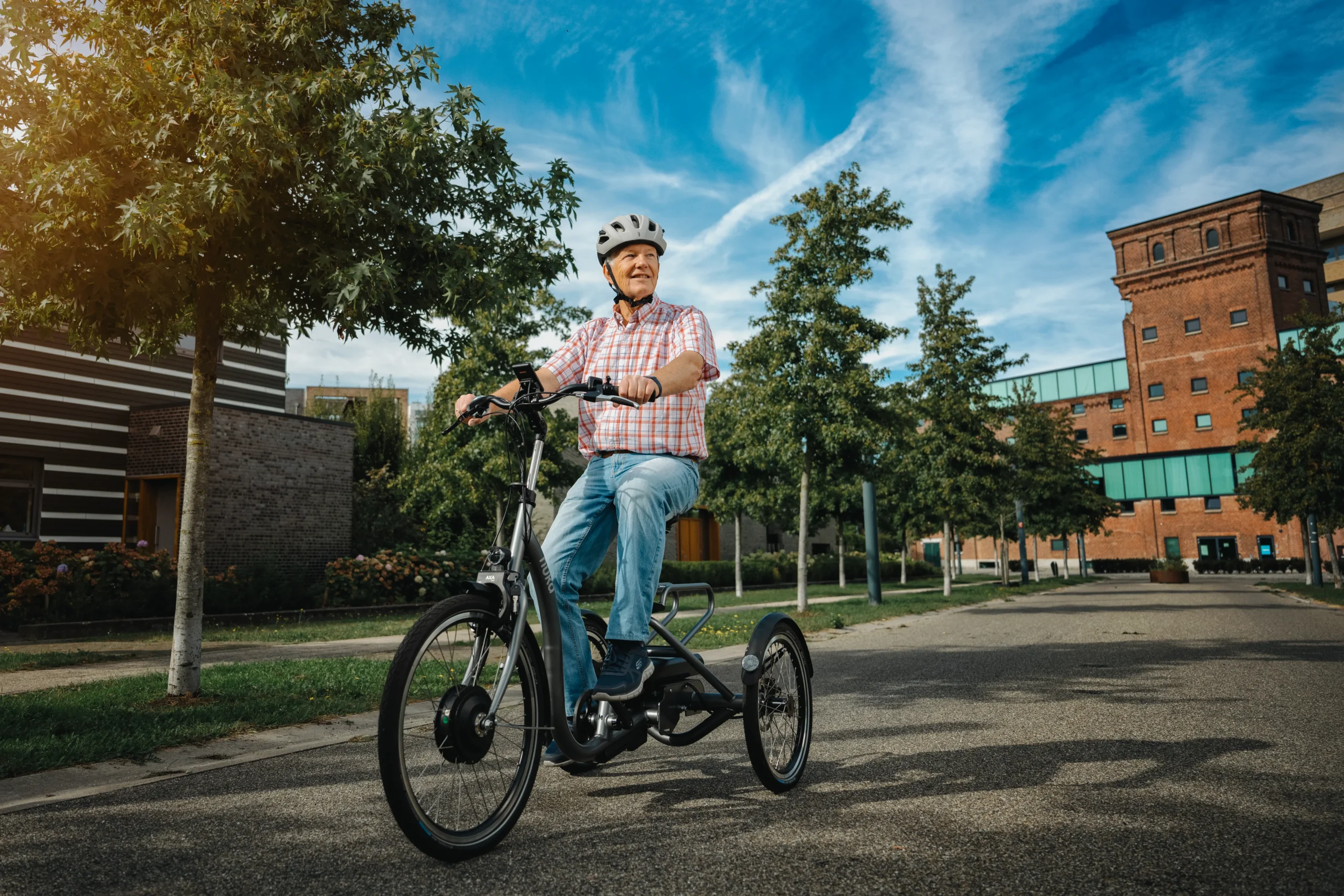 Eldre mann sykler på City trehjulssykkel