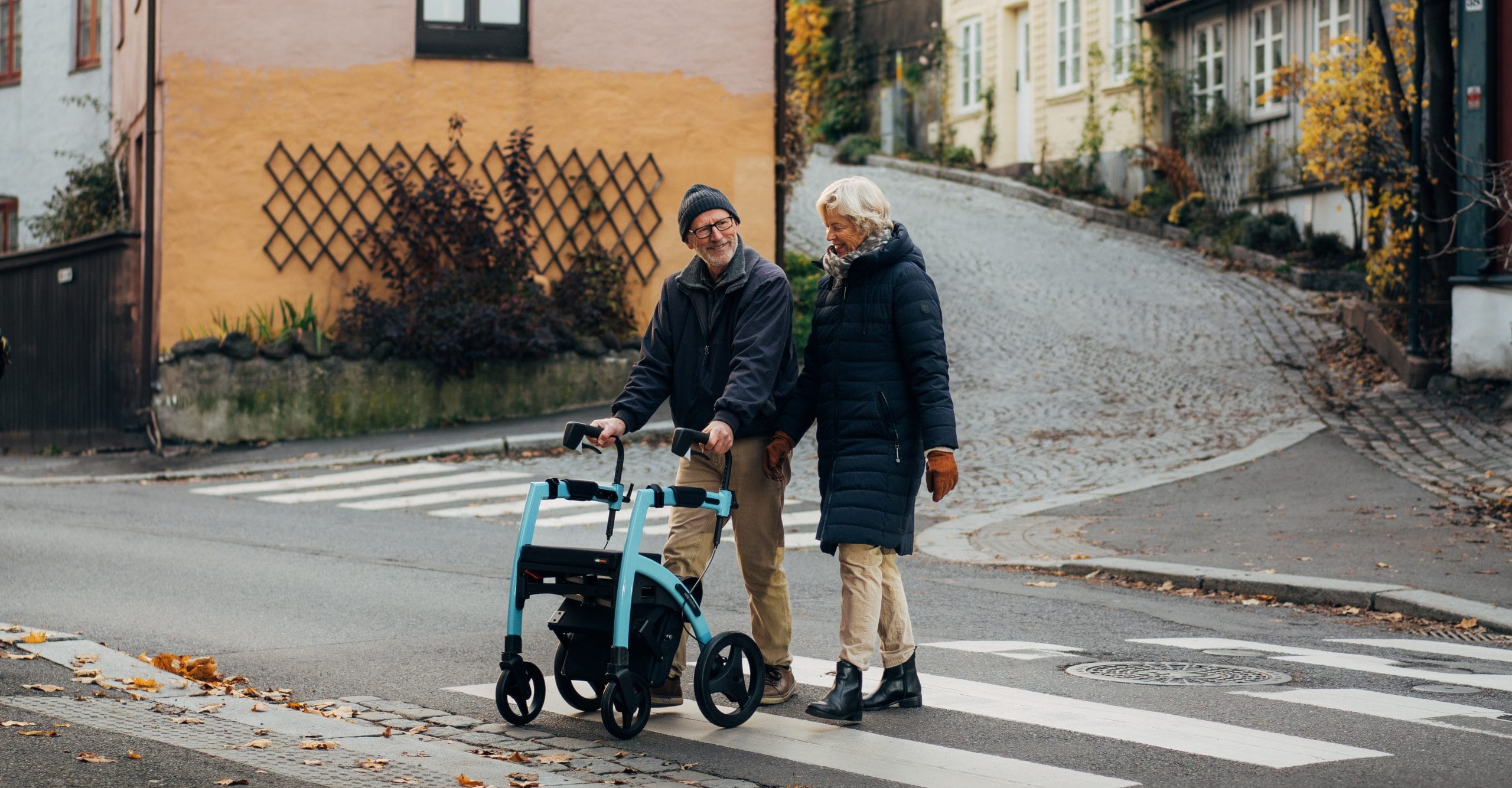 Eldre ektepar på tur i Oslo med rullatoren Rollz Motion