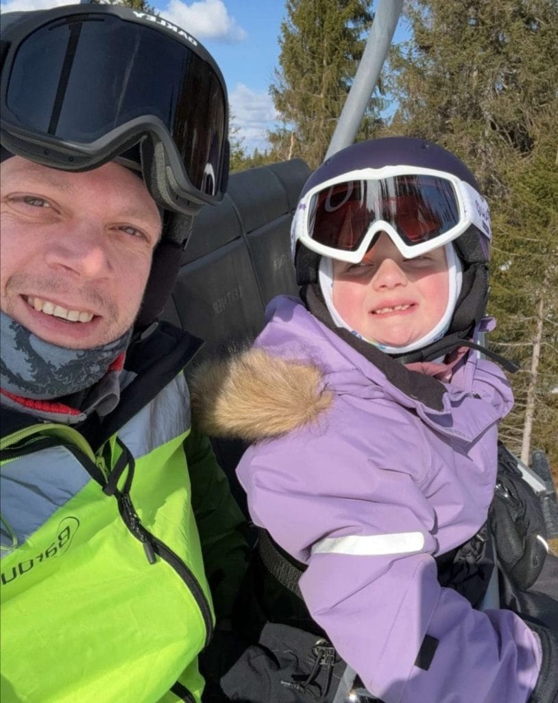 Viola og pappa i skiheisen