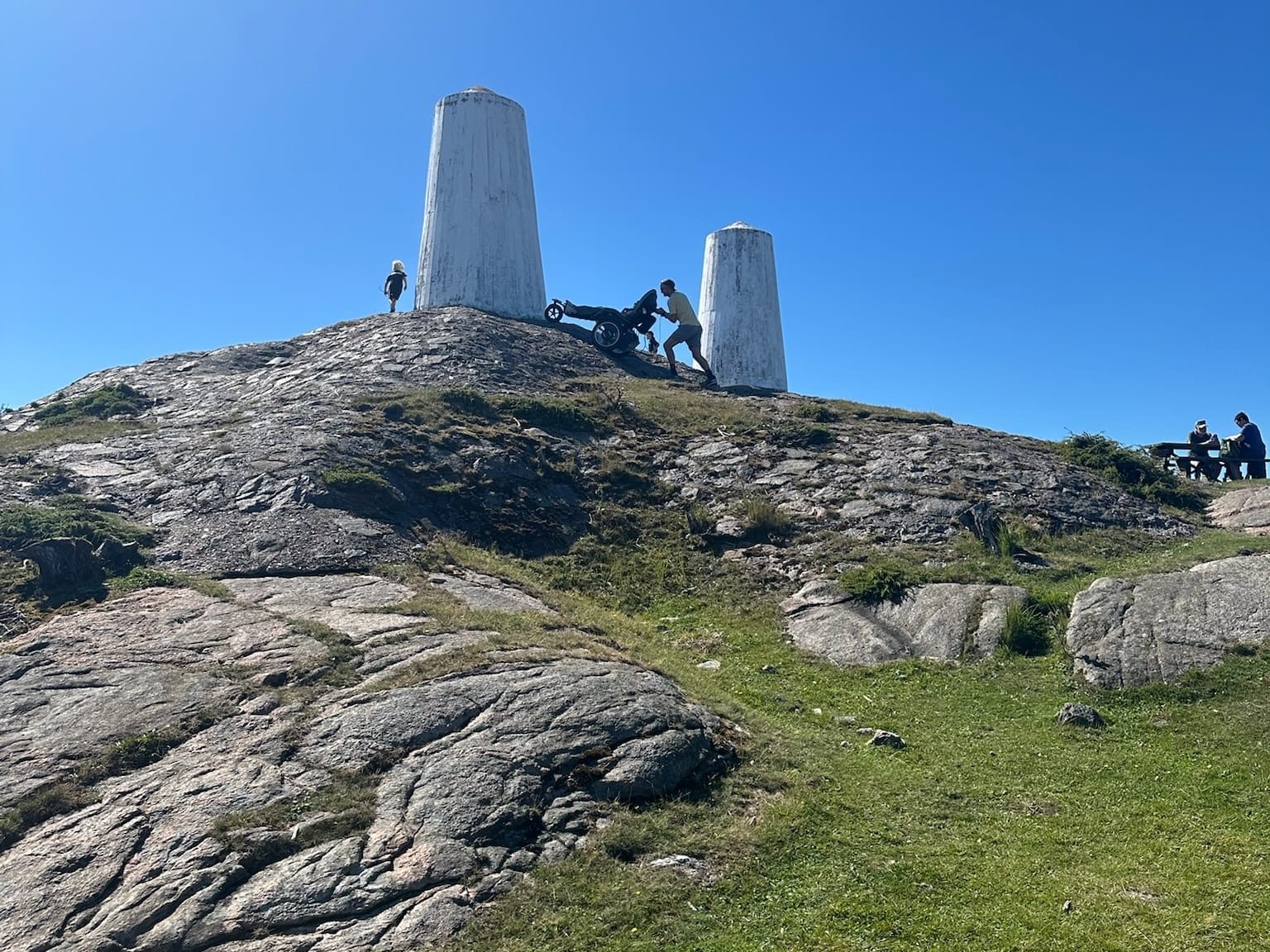 På tur med Josi Wismi E-drive vogn oppover bratt bakke.