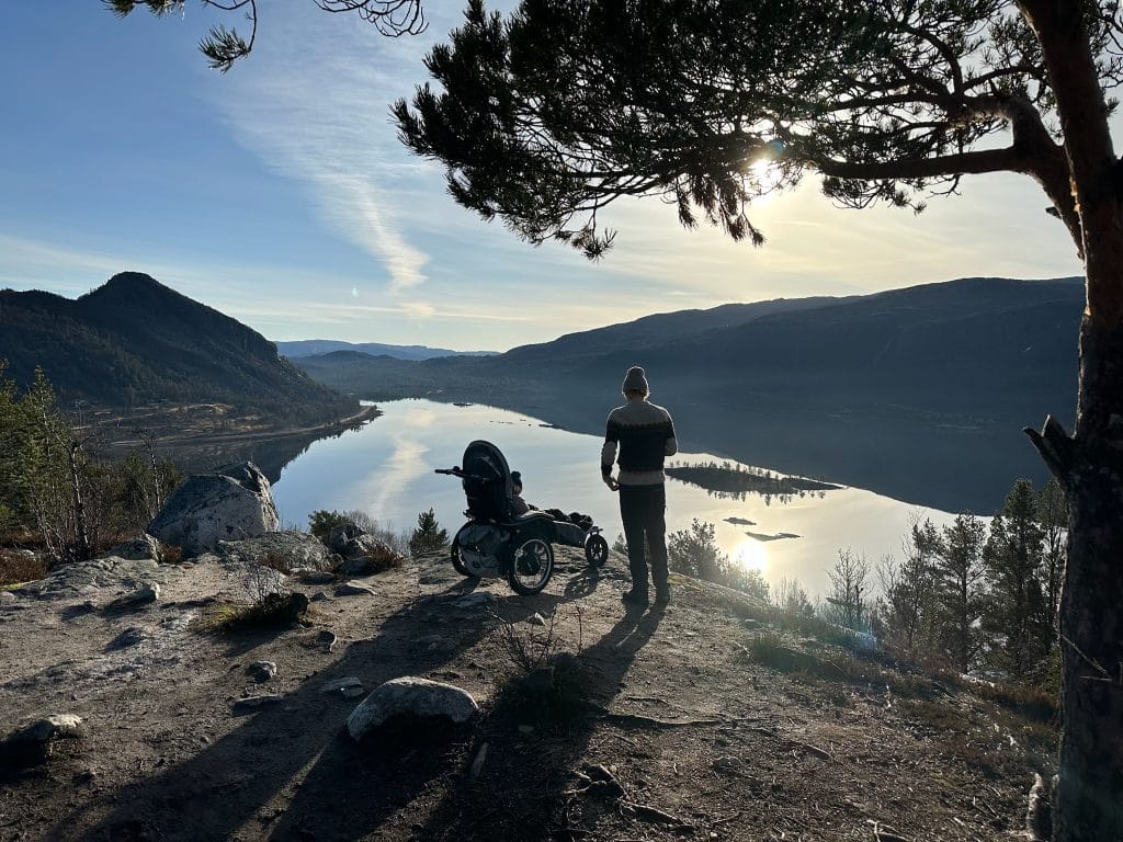 Far og Ella nyter utsikten på tur. Ella sitter i Josi Wismi E-drive vognen.