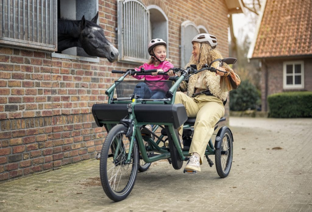Mor og datter sykler på Orthros tandemsykkel