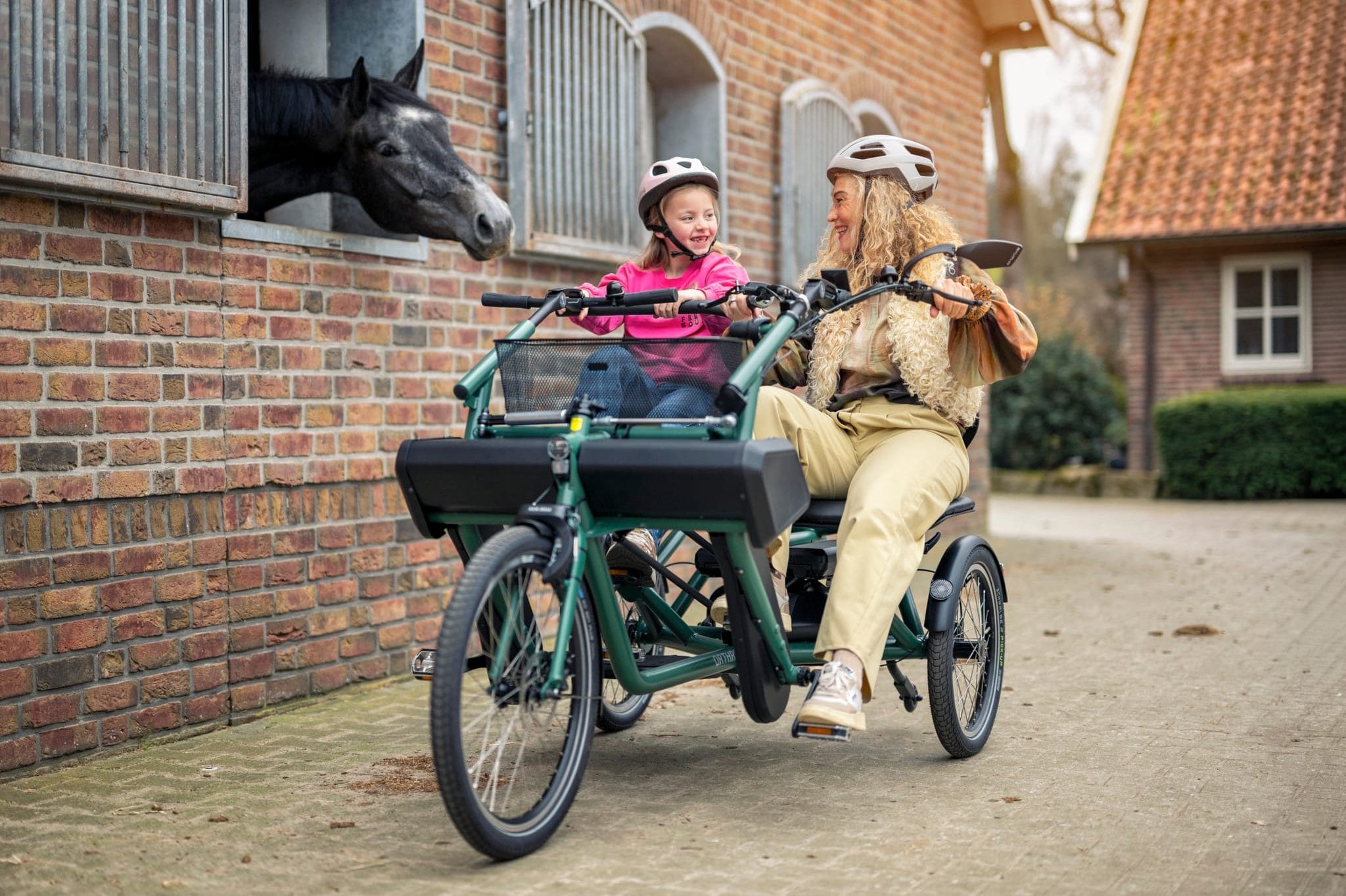 Mor og datter sykler på Orthros tandemsykkel
