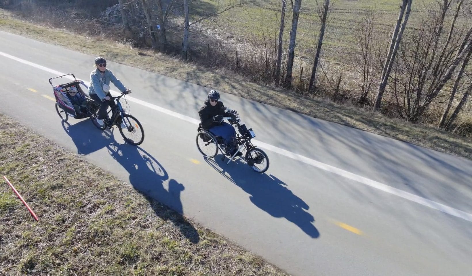 Jan Arne sykler sammen på en Stricker håndsykkel, mens kona sykler bak med en sykkelvogn.