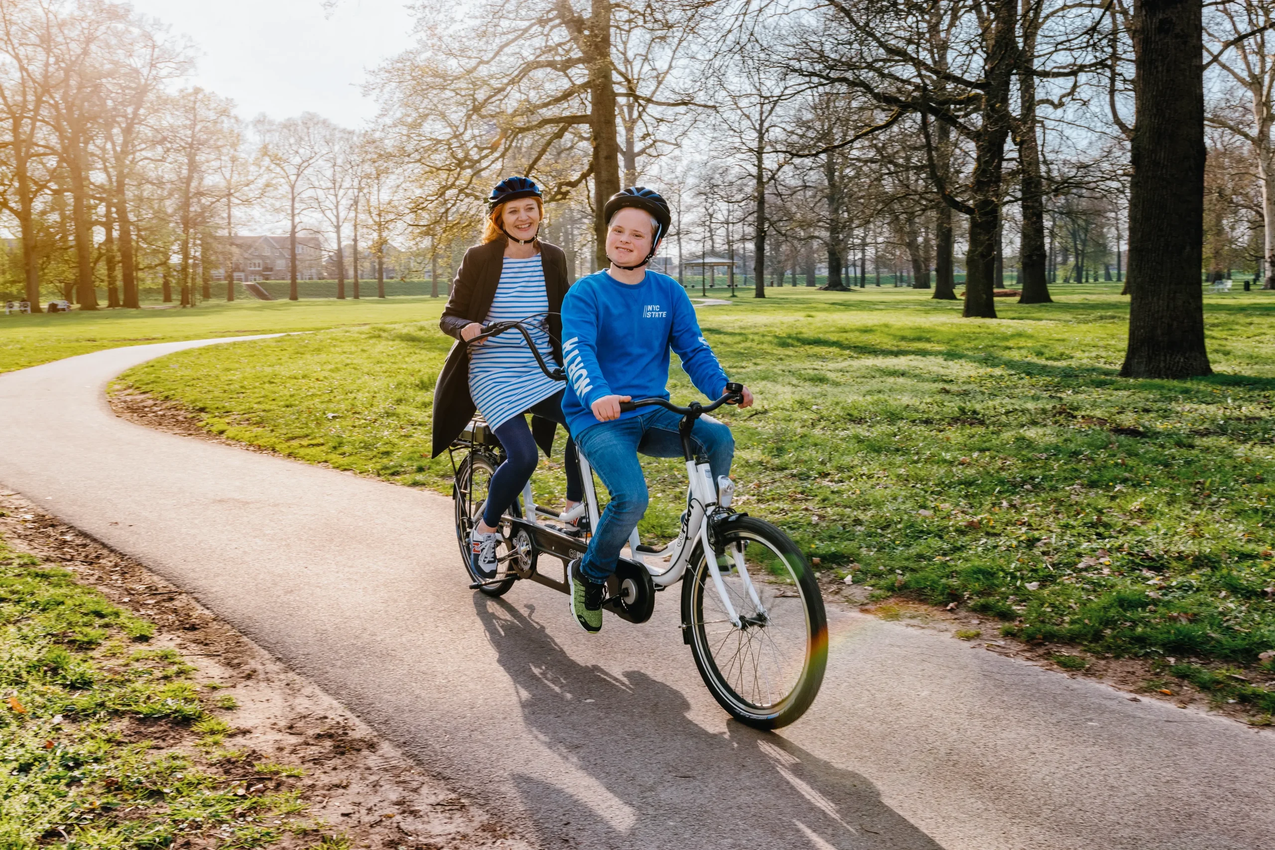 Mor og sønn sykler på Copilot tandemsykkel