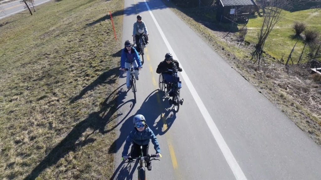 Jan Arne sykler på håndsykkel fra Stricker sammen med kone og barn
