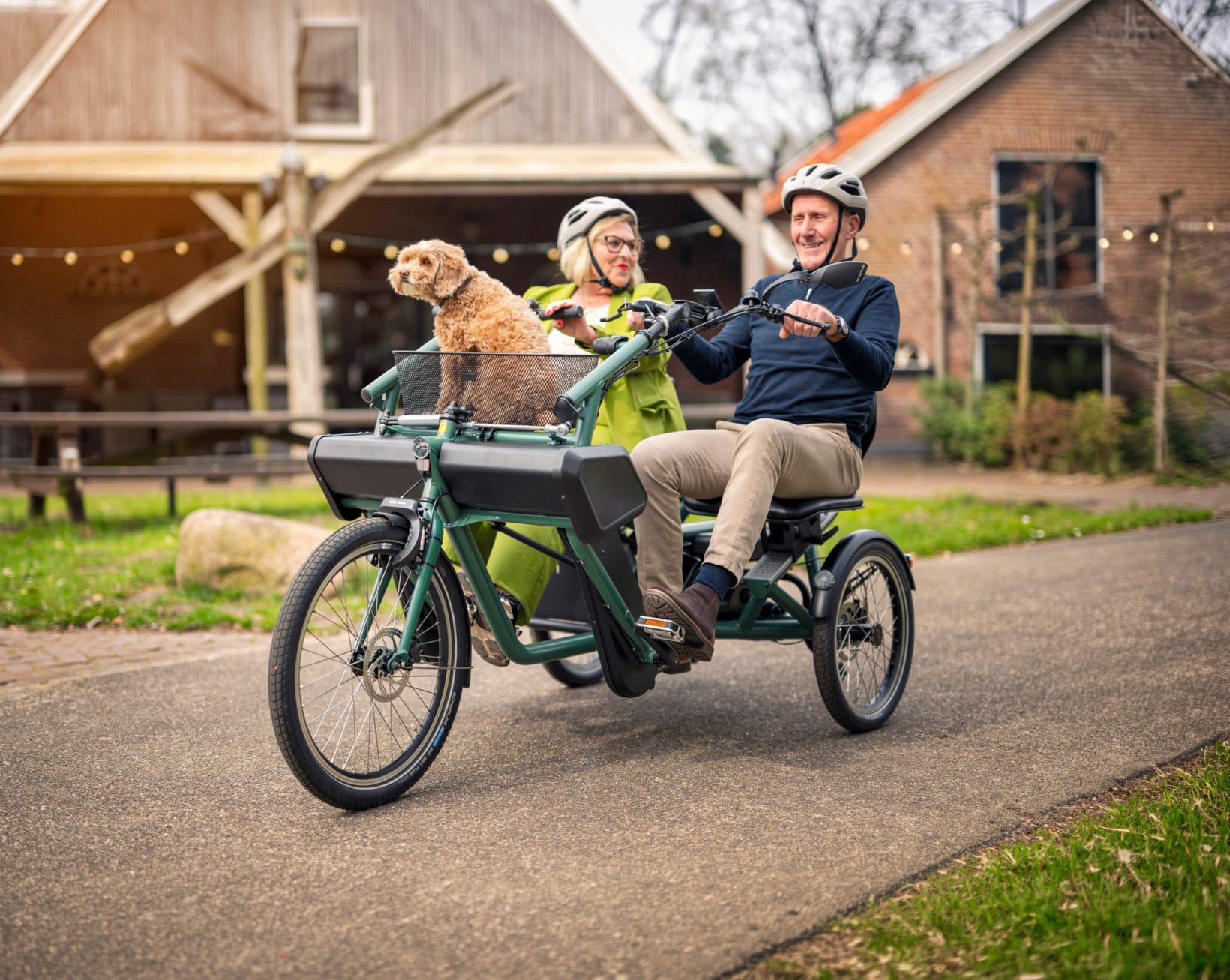 Mann og dame med hund sykler på Orthros tandemsykkel