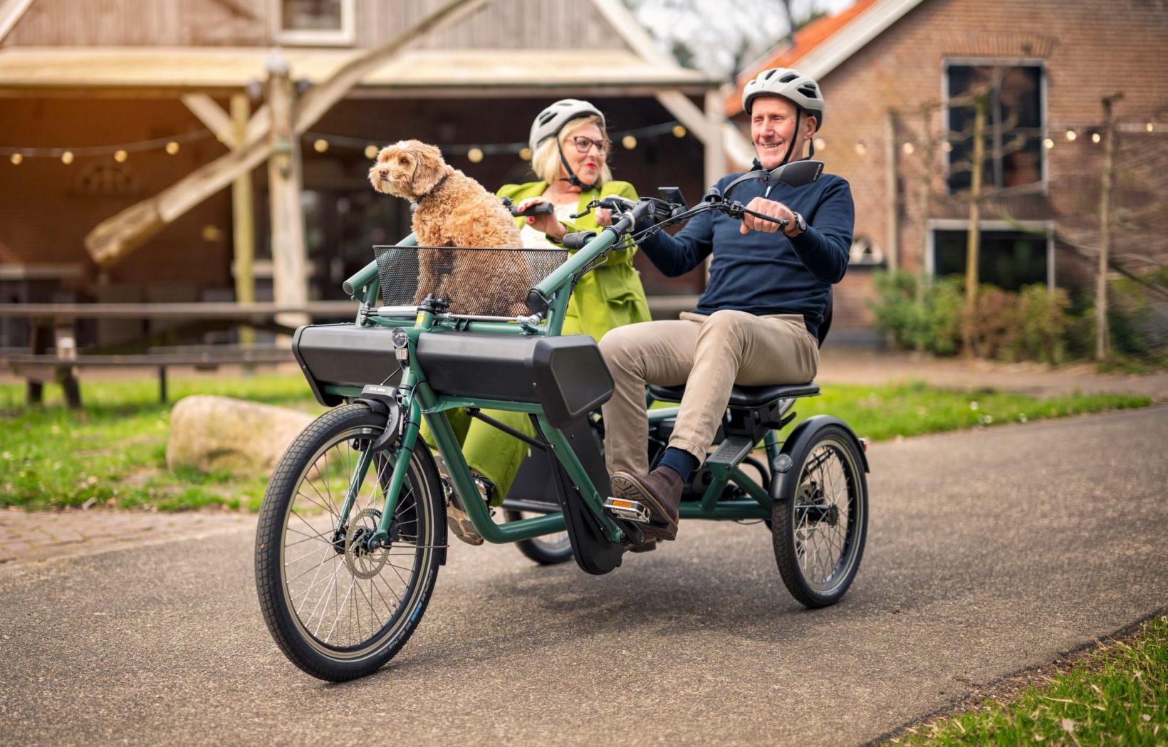 Mann og dame med hund sykler på Orthros tandemsykkel