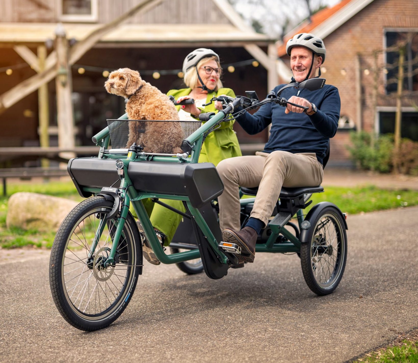 Mann og dame med hund sykler på Orthros tandemsykkel