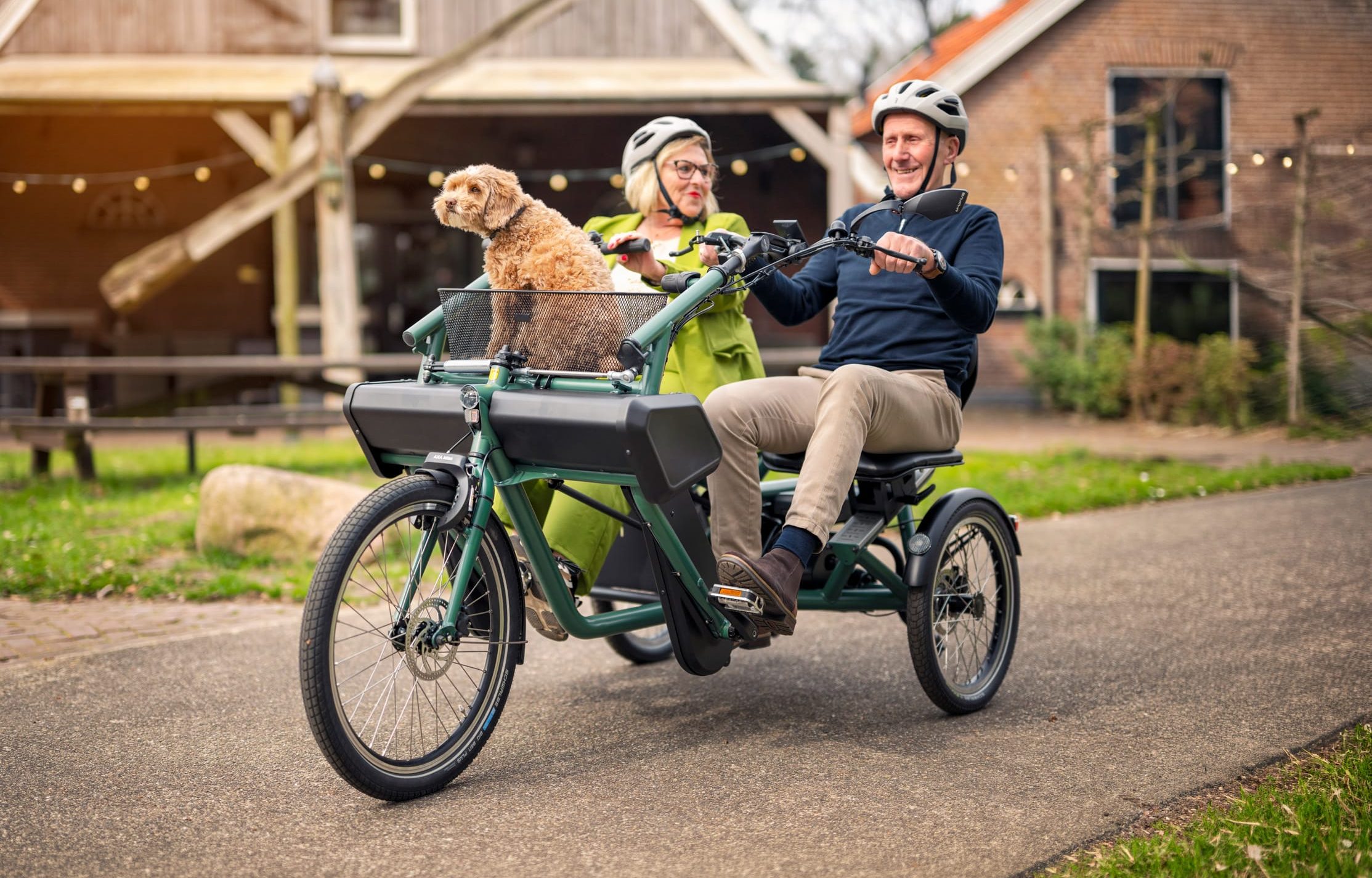 Mann og dame med hund sykler på Orthros tandemsykkel