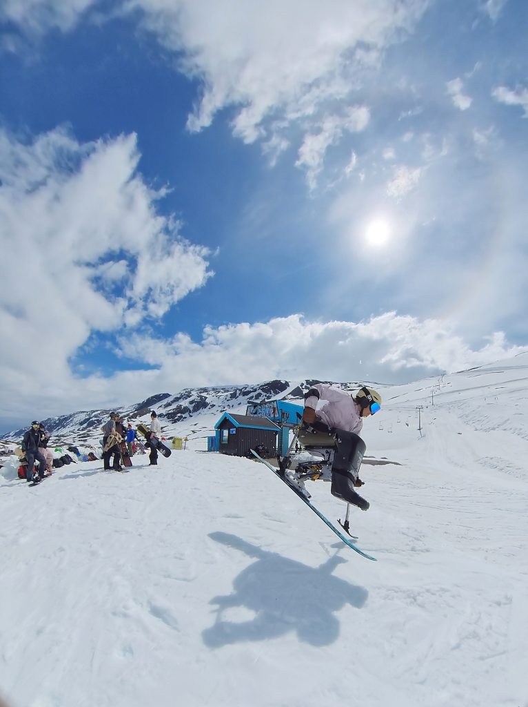 Amelie hopper på sitski