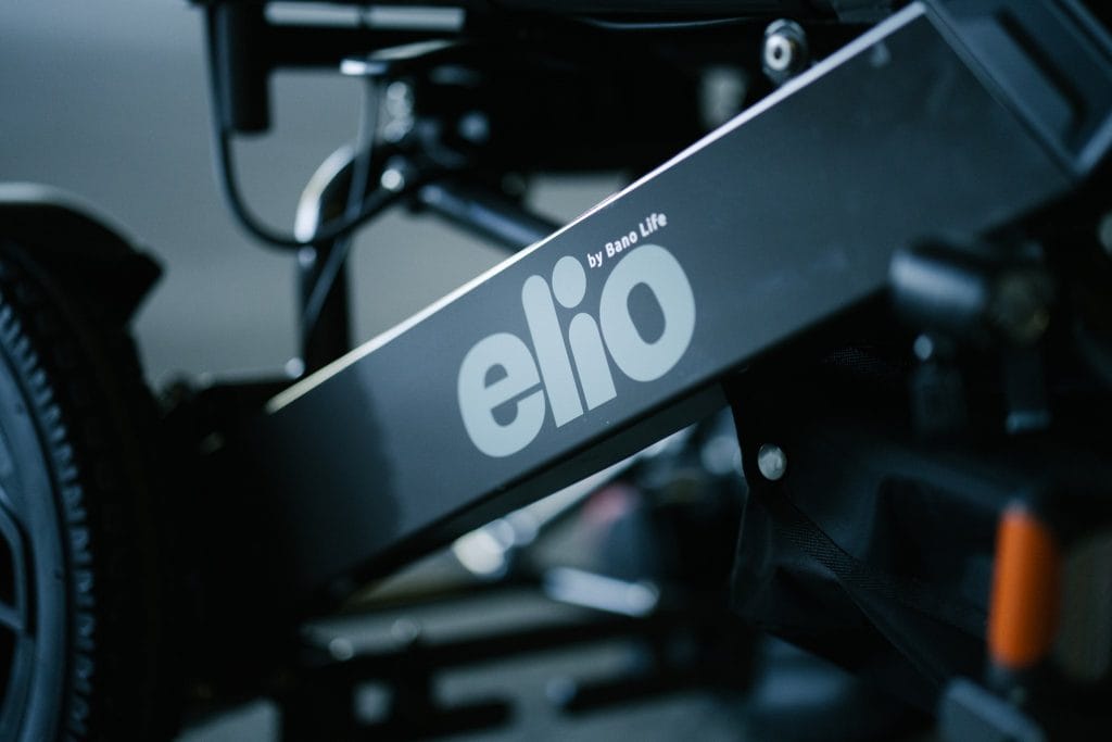 Nærbilde av elio elektriske rullestol og logoen.