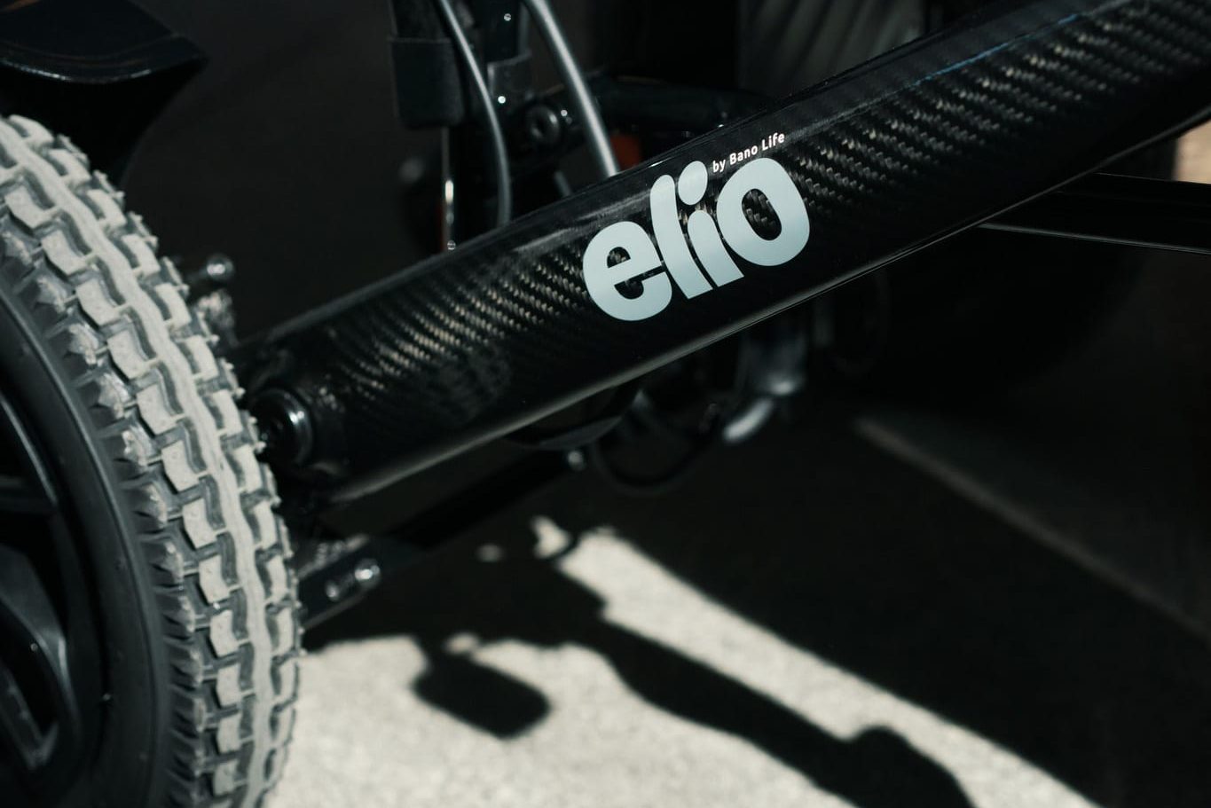 Nærbilde av ramma på Elio Carbon sammenleggbare elektriske rullestol. 