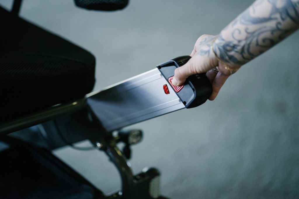 Batteriet på elio sammenleggbar elektrisk rullestol dras enkelt ut av stolen. 