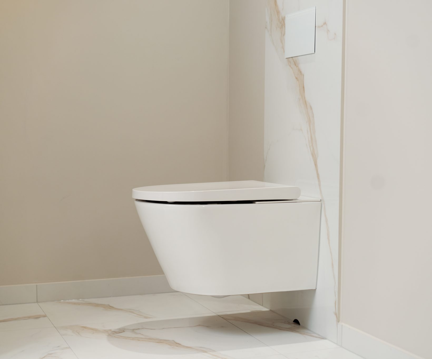 Clean Comfort vegghengt spyl- og tørketoalett. Sett fra siden.