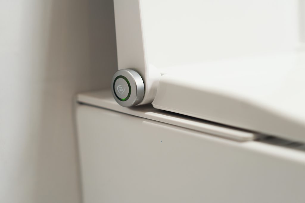 Dreieknappen på siden av Clean Comfort vegghengt spyl- og tørketoalett