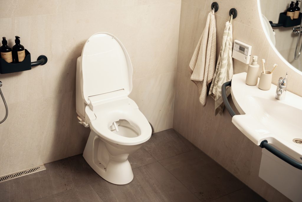 Bano Clean 700 spyl- og tørksete / toalettilsats montert på et moderne baderom