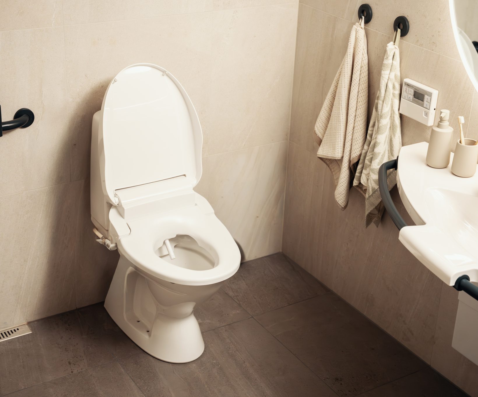 Bano Clean 700 spyl- og tørksete / toalettilsats montert på et moderne baderom
