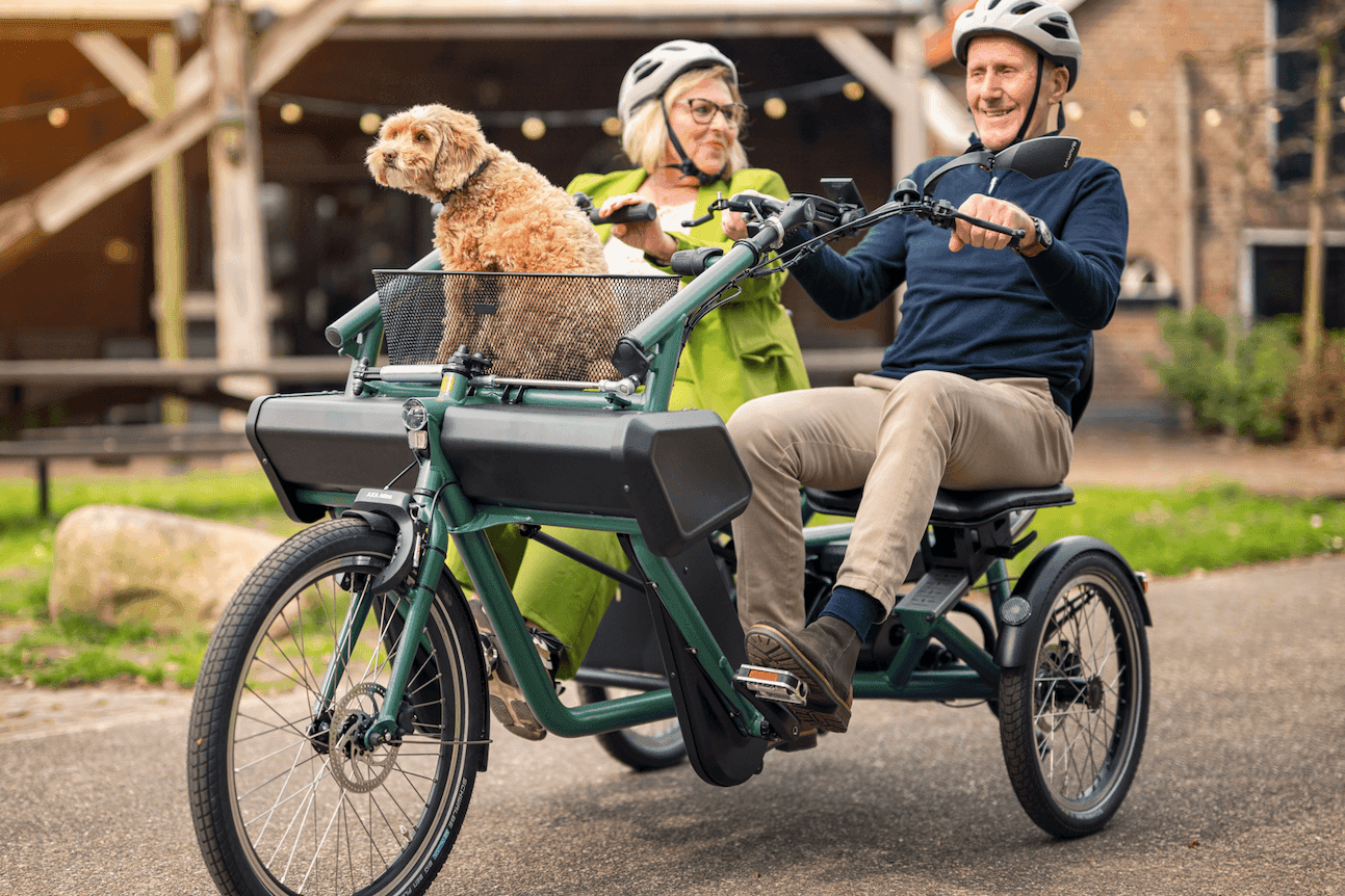 Mann og dame med hund sykler på Orthros tandemsykkel